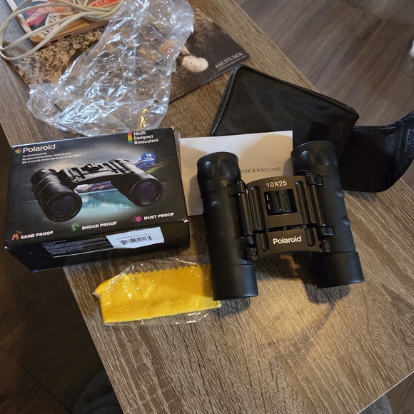 Polaroid NEW w/Open Box 10x25 Compact Binoculars Sand Shock & Water Proof - Picture 1 of 5